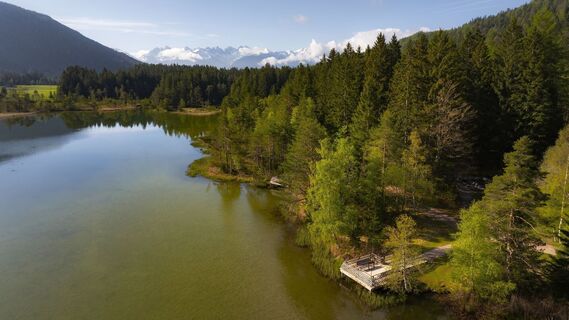 Wildsee im Frühling bei Morgenstimmung - Drohnenaufnahme kleine Plattform am See.jpg