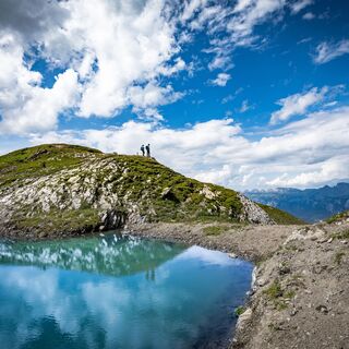 Wolken spiegeln sich im Wangsersee