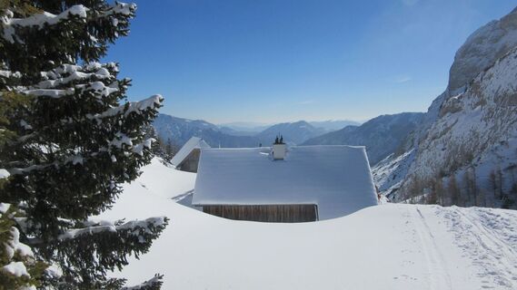 Die tiefverschneite Häuslalmhütte