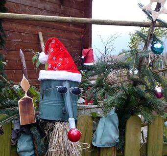 Eine originelle weihnachtliche Gartendekoration am Weg nach Mondsee.