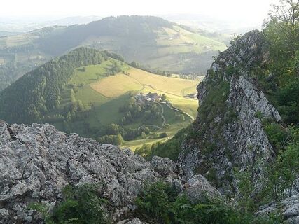 Blick Richtung Norden hinunter zum Mostheuriger. Dahinter das Alpenvorland.