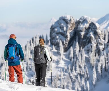 Schneeschuhwandern mit Blick Ettaler Manndl