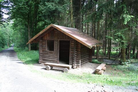Rastplatz mit Blockhütte im Stadtwald