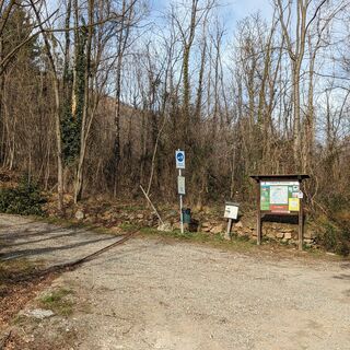 Abzweigung mit einem unbefestigten Weg, der zur Ca' Bianca hinaufführt