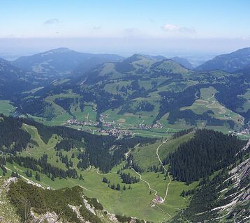 Blick zur Stuiben Sennalpe und nach Schattwald