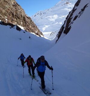 Der Aufstieg startet spektakulär. Die nun folgende Schlucht bietet ein atemberaubendes Szenario, sorgt aber auch für ein erhöhtes Gefahrenpotential.
