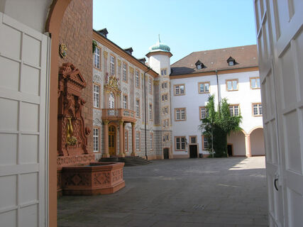 Blick ins Schloss Ettlingen aus dem Osttor