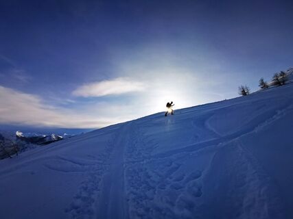 Skitour in der Abenddämmerung