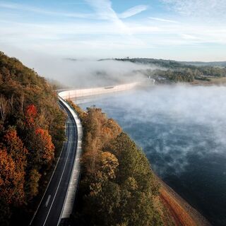 Staumauer Talsperre Pöhl im Nebel