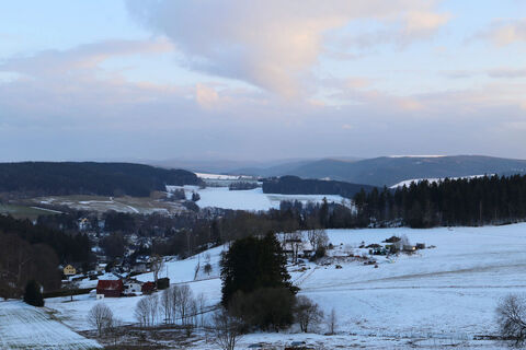 Panoramablick auf Elterlein und Schwarzbach - im Hintergrund Fichtelberg u. Oberbecken Markersbach