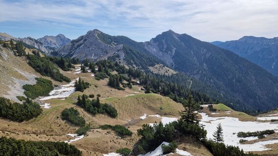 Auf dem Weitalpjoch angekommen sieht man Richtung Westen zum Scheinbergspitz und Lösertalkopf