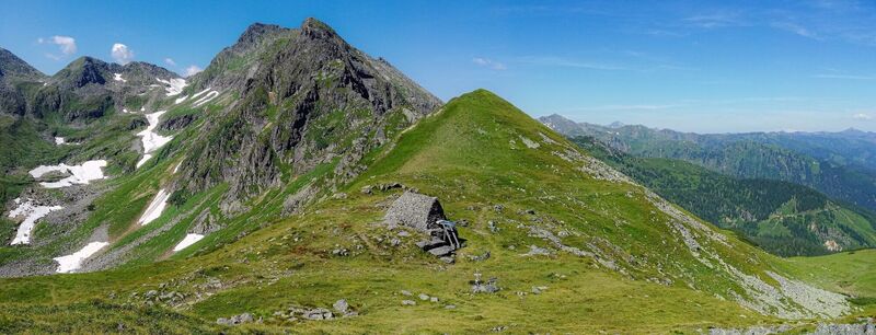 Die Glattjochkapelle im Hintergrund die Hochweberspitze