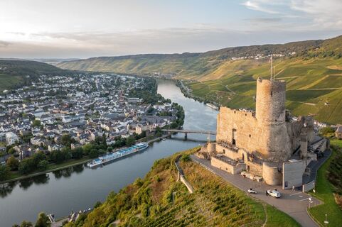 Blick auf die Burg Landshut und die Mosel bei Bernkastel-Kues