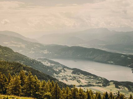Beim Abstieg ist der See stets in Sichtweite.