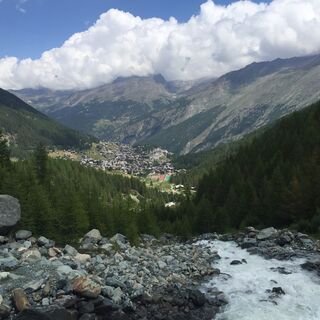 Saas-Fee vom Bach aus
