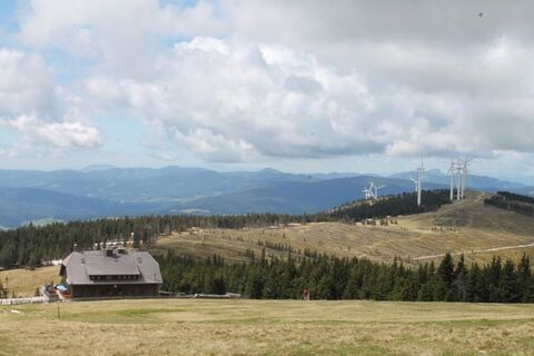 Ausblick Pretul mit Roseggerhaus_Oststeiermark