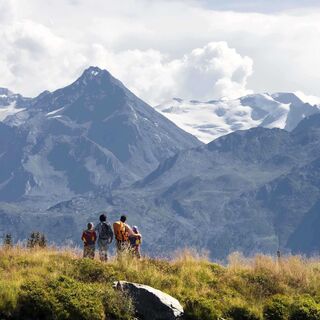 Der fantastische Ausblick in die Hohen Tauern macht den Pinzgauer Spazierweg so besonders.