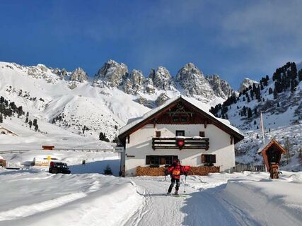 Kemateralm Winter mit Tourengeher.jpg
