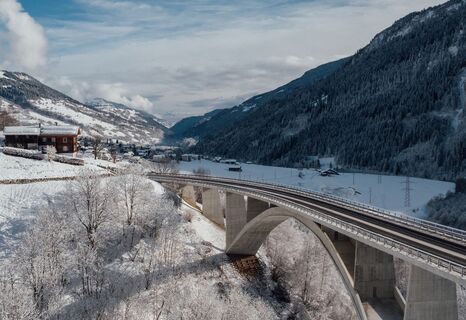 Aufnahme im Winter von der Brücke zwischen Rabius und Sumvitg.