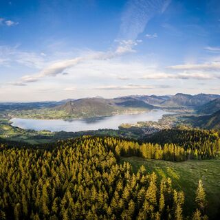 Die Holzeralm im Hintergrund der Tegernsee