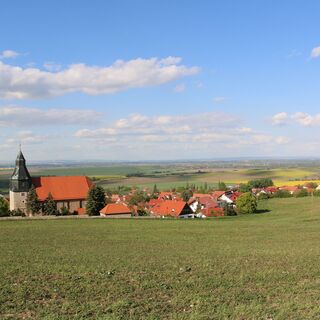 Witterda - Kirche mit Fernblick über das Thüringer Becken