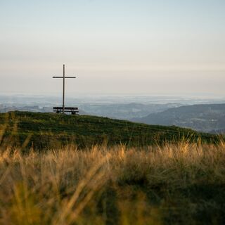Gipfelkreuz nordseitig und unterhalb der Salmaser Höhe