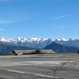 Der Platz am Lyspass mit der Gran-Paradiso-Gruppe im Hintergrund