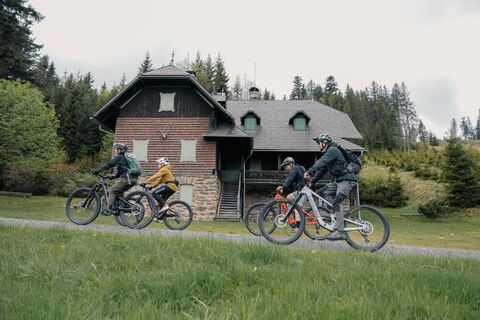 Radfahrer auf der Thalberger Schwaig in der Oststeiermark