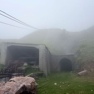 Der Ausgang des Tunnels, durch den die Schienen für den Transport der Blöcke führten