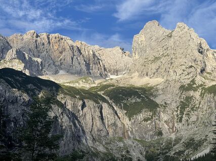 Blick zur Zugspitze kurz vor der Höllentalangerhütte