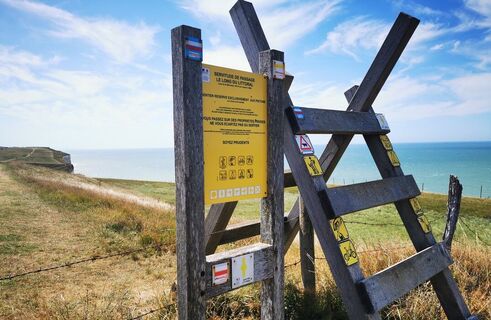 Oben auf den Klippen der Küstenweg