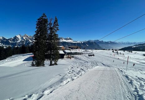 Winterwanderweg mit Blick auf Prodalp
