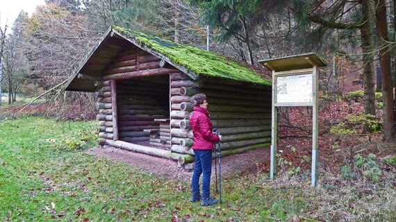 Schutzhütte und Infotafel zum Messerweg am Rodelhang