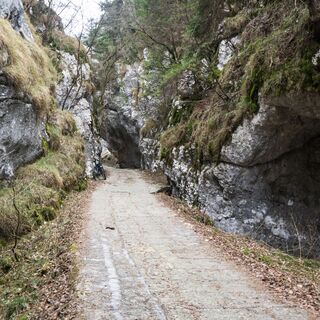Passage entlang des Anstiegs von Leano zum Passo Guil
