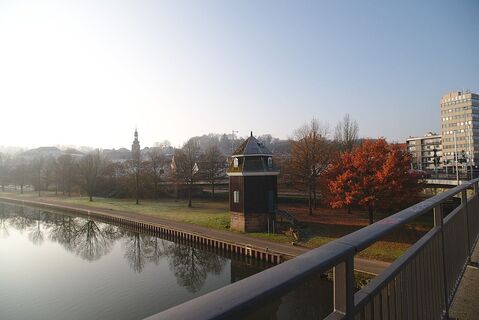 Blick auf den Saarkran von der Wilhelm-Heinrich-Brücke in Saarbrücken
