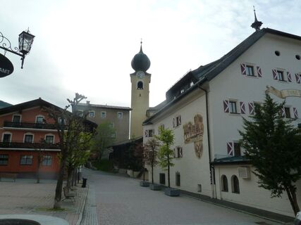 Pfarrkirche, Hotel Post