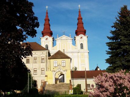 Die Kirche von Wullersdorf hat gar zwei Kirchtürme