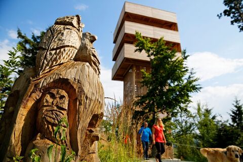 Holzskulptur und Aussichtsturm im G.E.R.A.Park in der Oststeiermark