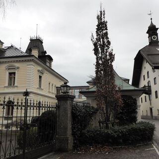 Der nach dem Salzburger Hofapotheker Joseph Mayr so benannte Apothekerhof und links die von der Baufirma Ceconi errichtete Schmederer-Villa.