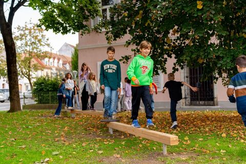 Balancierpfad am kindergerechten Stadtspaziergang