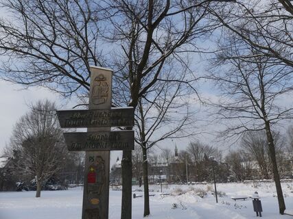 Beschilderung an der Dr.-Friedrich-Uhde-Straße mit verschneitem Stukenbrok-Park in Einbeck