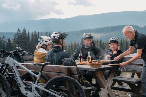 Radfahrer auf der Glatzl Trahütten Alm in St. Lorenzen am Wechsel in der Oststeiermark