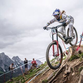 Vali Höll bei den WHOOP UCI Mountain Bike World Series am Speedster im Bikepark Leogang