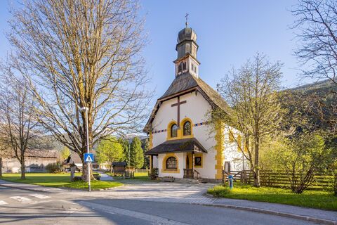 Dorfkirche Oberweißburg.jpg