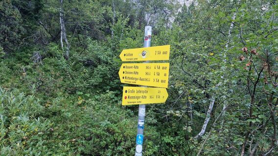 Abzweig im Brannweinboden, hier gehen wir links, obwohl die Leiterspitze rechts ausgeschildert ist (da wir eine Rundtour machen und der kürzere Weg im Abstieg erfolgen soll).