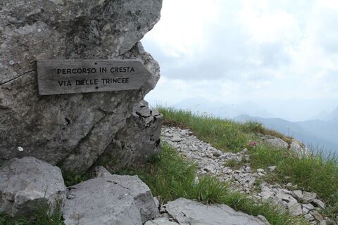 Weg der Schützengräben – Kammweg auf dem Berg Zermula