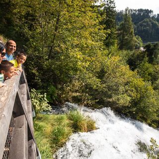 Mit der Familie zum Wasserfall im Naturpark Adamello Brenta