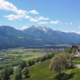 Sunnseitnweg Greifenburg - Blick zum Badesee, im Hintergrund Gailtaler Alpen