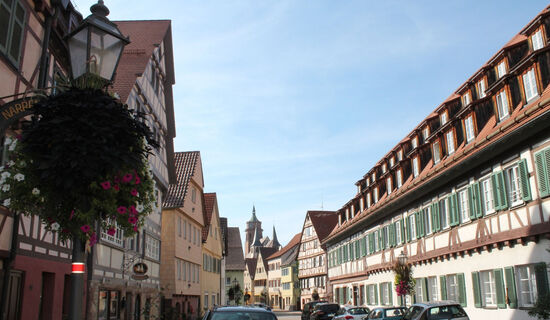 Stuttgarter Straße mit Fachwerkhäusern und Spital