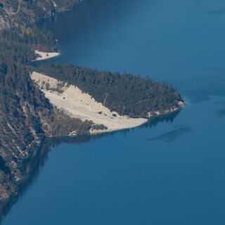 Blick vom Bärenkopf auf die Mündung des Breitlahngrabens in den Achensee